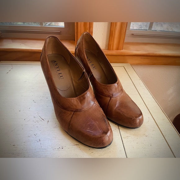 SOLD! Tan Leather Anyi Lu Pumps - Picture 1 of 9